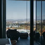 1-Bed With Amazing Views, Pool, Gym, Bbq & Parking