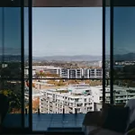 1-Bed With Amazing Views, Pool, Gym, Bbq & Parking