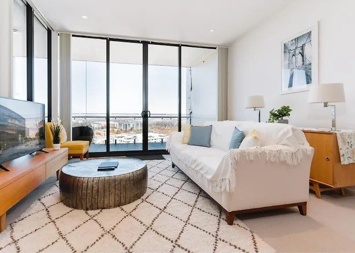 1-Bed With Amazing Views, Pool, Gym, Bbq & Parking