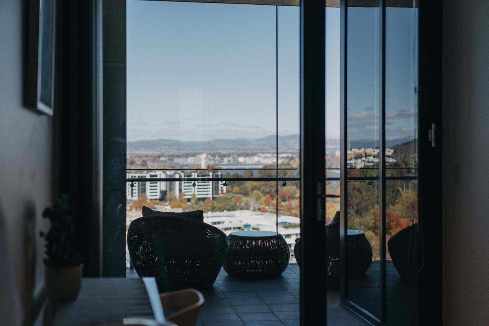 1-bed With Amazing Views, Pool, Gym, Bbq & Parking * Canberra