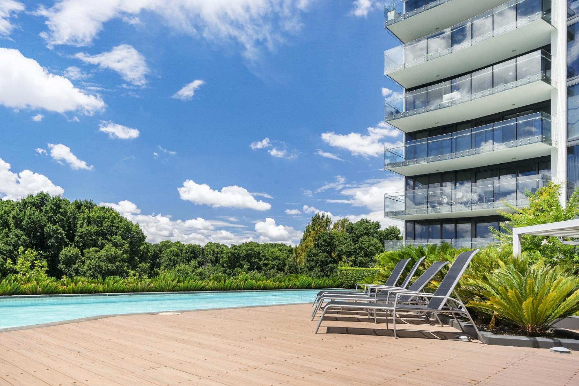 1-bed With Amazing Views, Pool, Gym, Bbq & Parking *